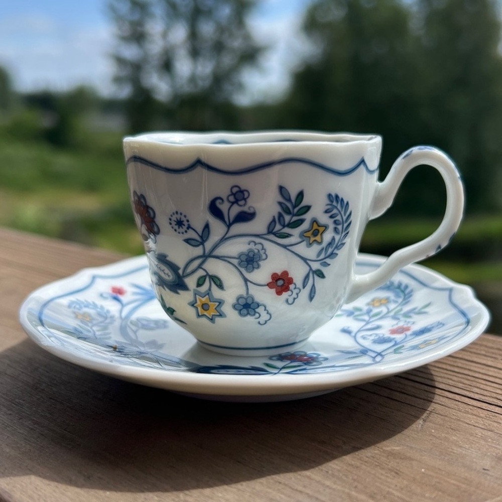 Miniature Demitasse Cup & Saucer 1984 Avon  European Tradition Collection.